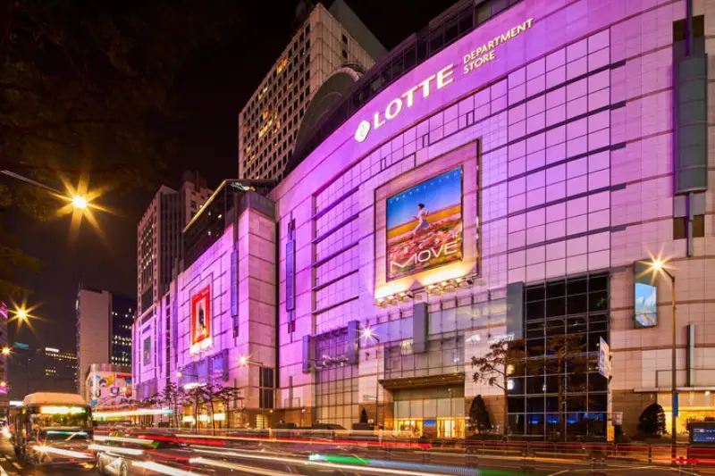 롯데백화점, 명동에 ‘웰컴라이트’ 점등…K-POP 팬 맞이 글로벌 랜드마크 연출