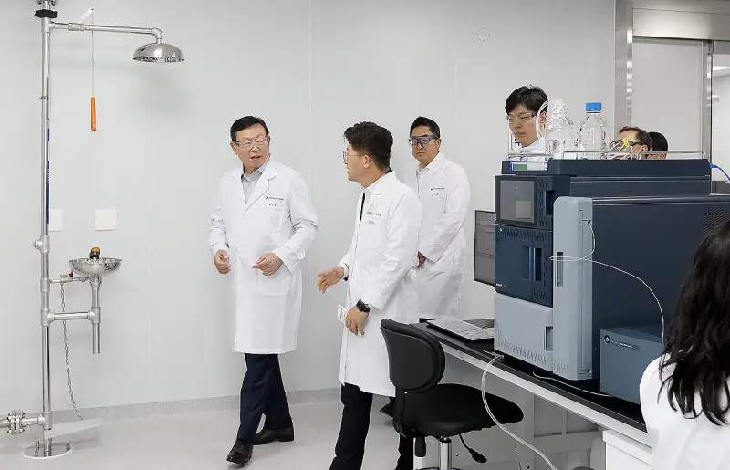 롯데, 바이오 승부수 본격화…신동빈 회장 “새 도약 이끌 핵심 산업”