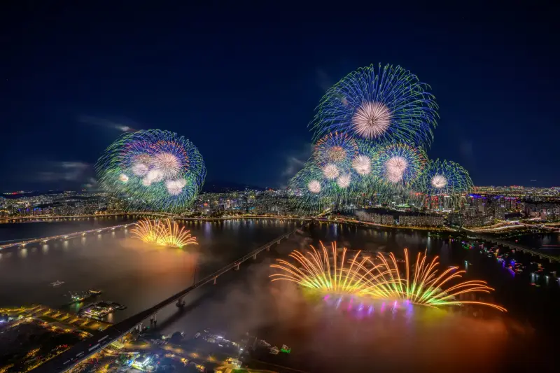 130억원 쏘아 올린 ‘서울의 밤’…한화 불꽃축제, 기업행사 넘어 도시 콘텐츠로